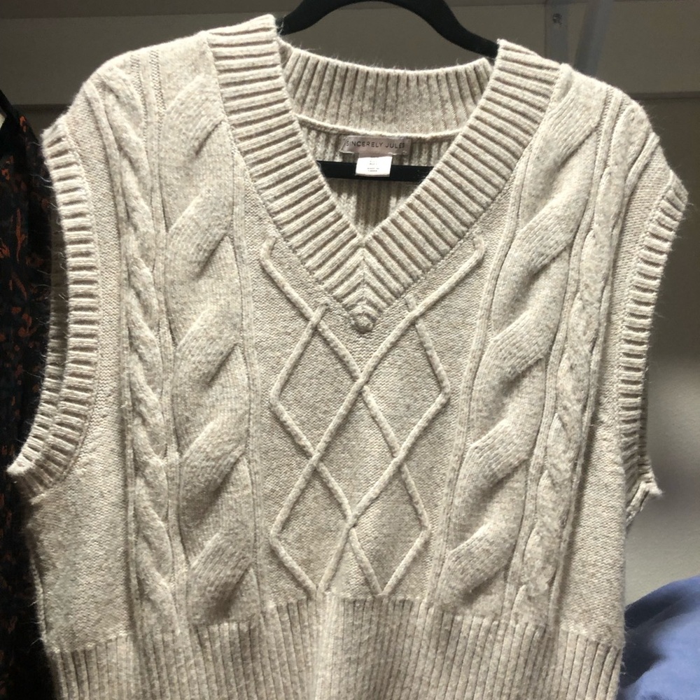 Sincerly Jules Cable-Knit V-Neck Sweater Vest in Oatmeal